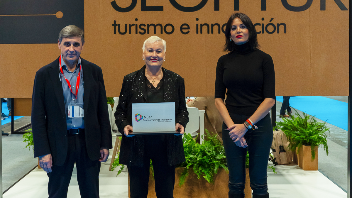 La concejal de Alcaldía del Ayuntamiento de Níjar, María José Herrada, recoge el reconocimiento.