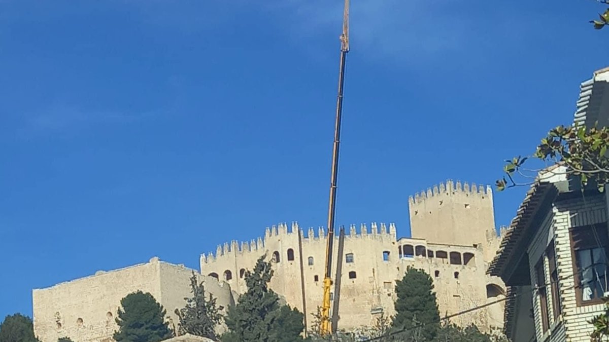 Una grúa en las inmediaciones del castillo, este miércoles.