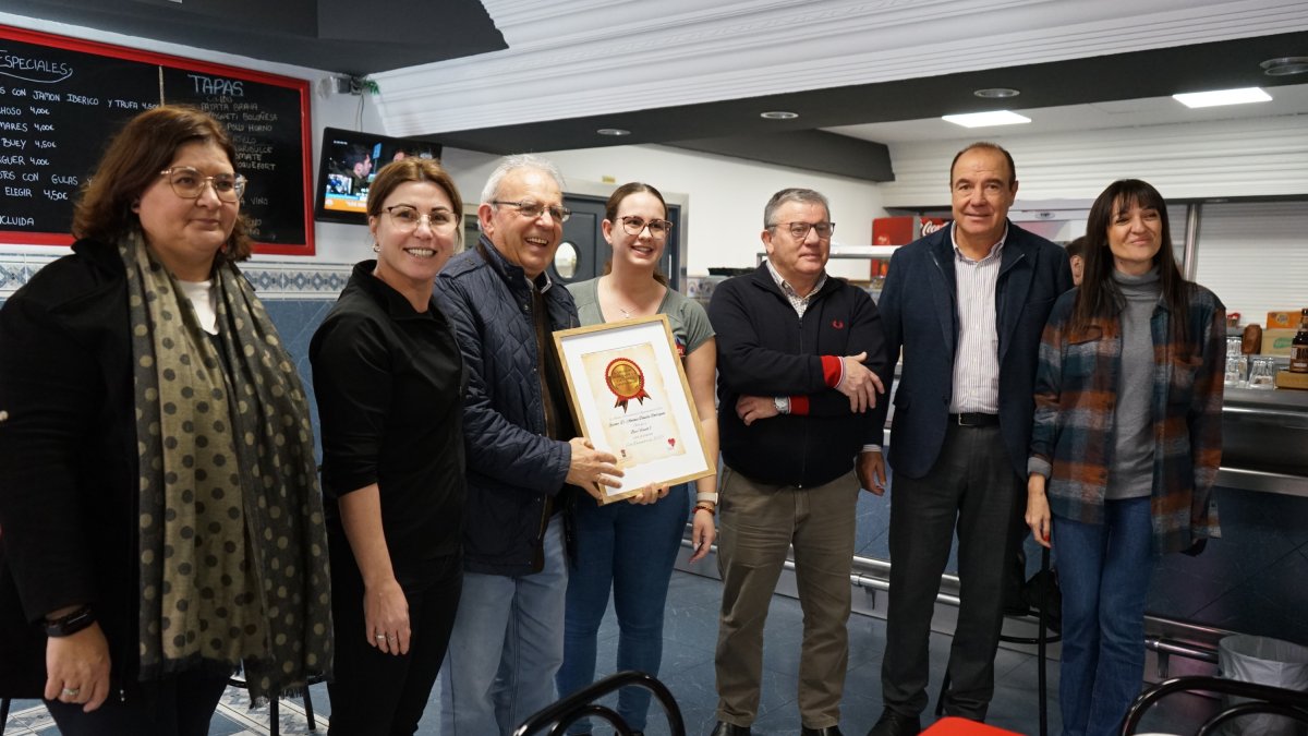 El alcalde Antonio Bonilla hace entrega del reconocimiento a los responsables del Bar Vicasol 1