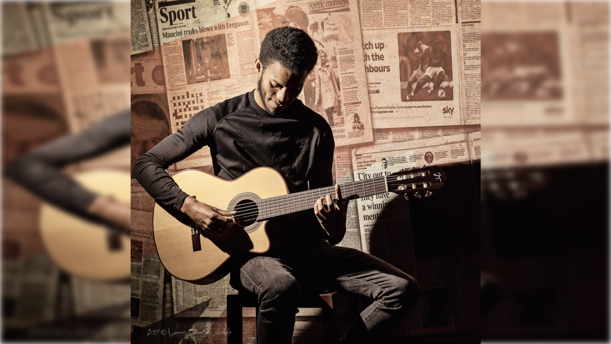 César Brown con su guitarra.