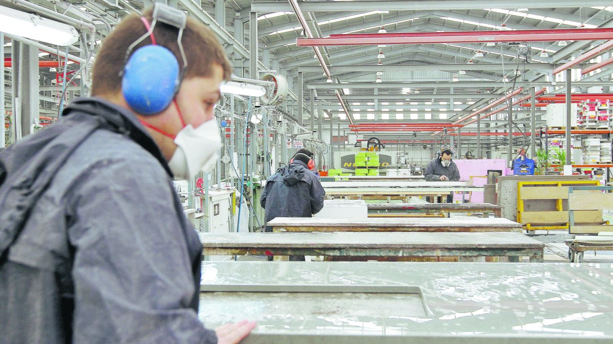 Trabajadores en una fábrica de mármol almeriense.