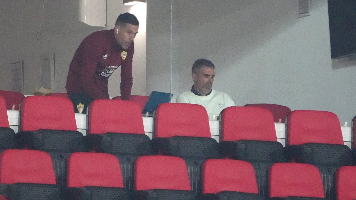 Garitano desde el palco en el Almería-Alavés.