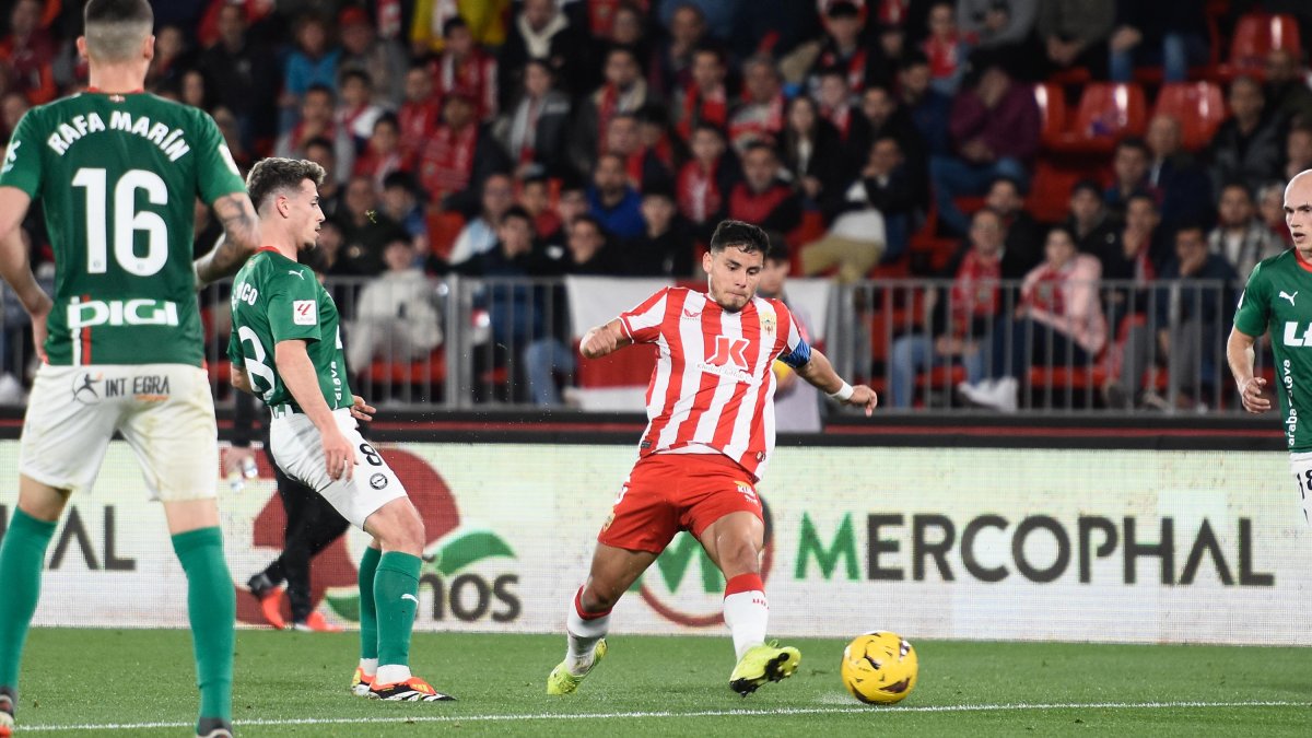 Lucas Robertone intentándolo sin éxito en la primera mitad del encuentro.