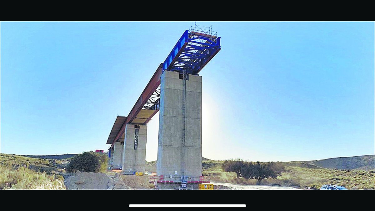 Viaducto en obras para la llegada de la alta velocidad a Almería.