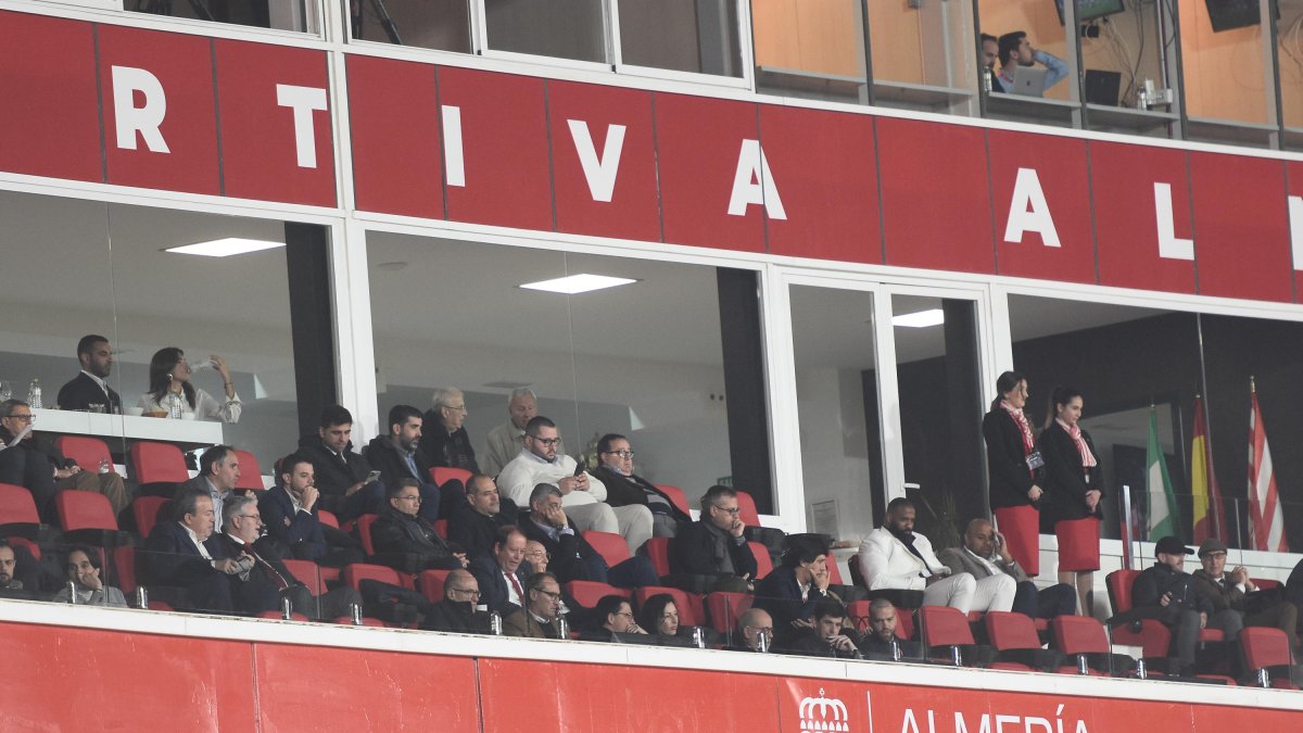 La imagen del palco con Guillermo Blanes y Manolo García detrás de la cristalera.
