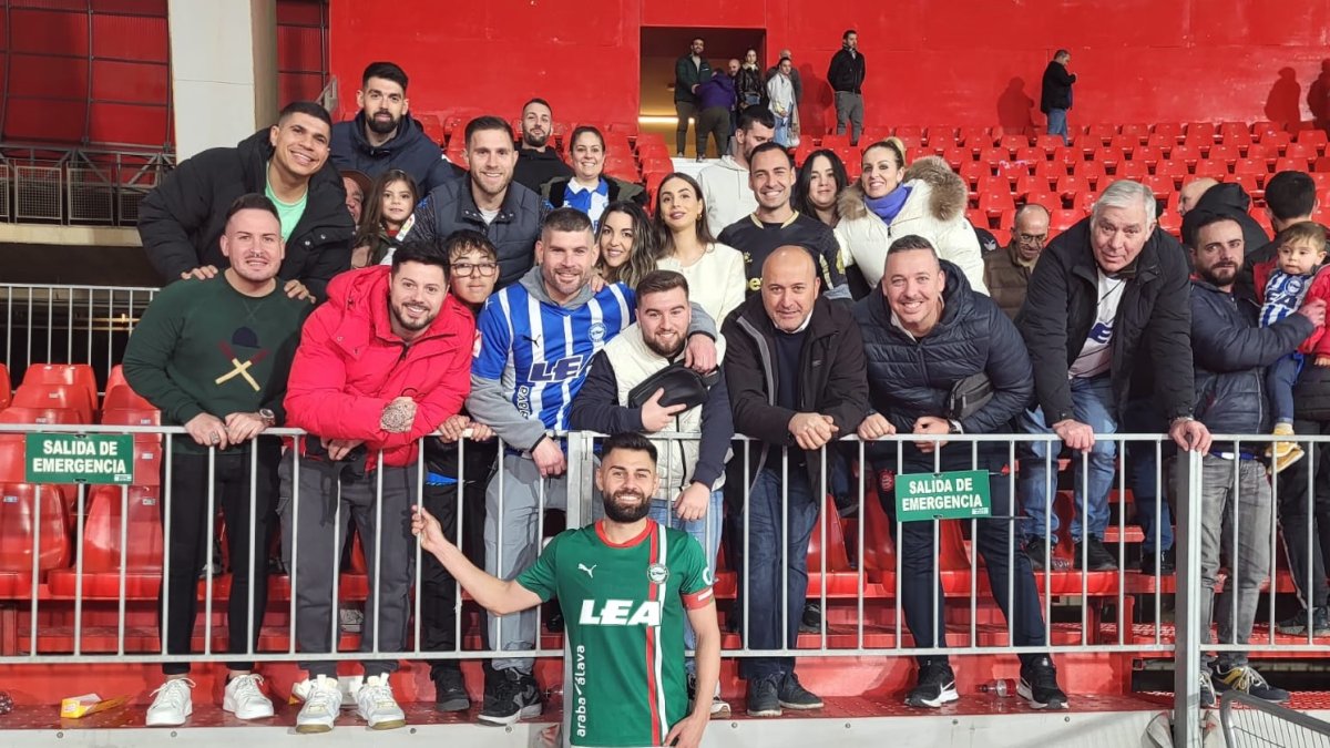 Rubén Duarte con sus familiares y amigos en la tribuna baja tras el encuentro.