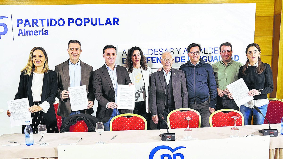 Alcaldes del PP, con el manifiesto.