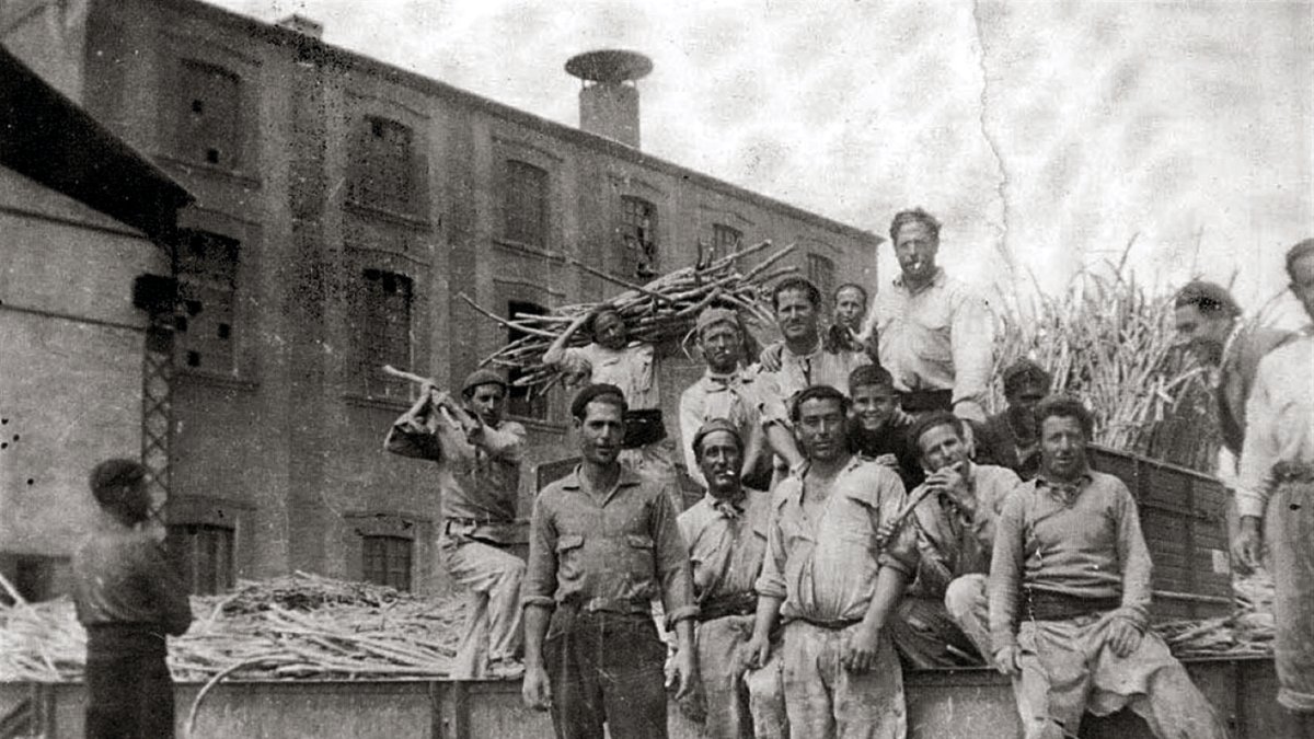 Trabajadores del ingenio de Montserrat en un momento de descanso.