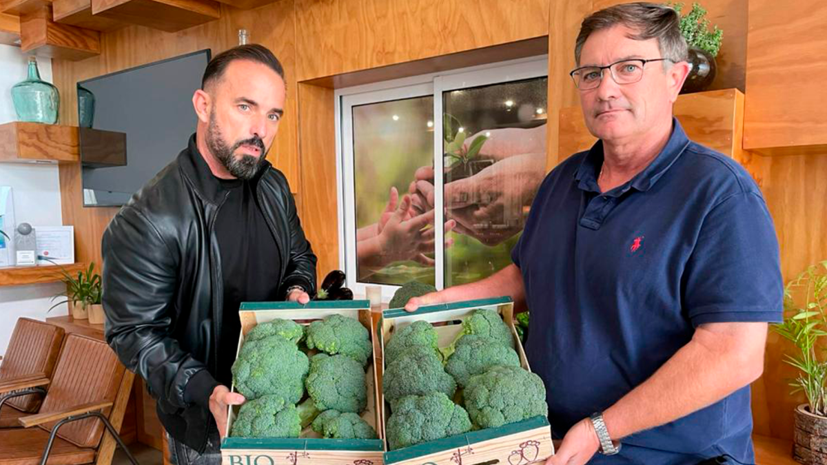 Francisco Jesús Montoya y Félix Garre sostienen unas cajas de Brócoli Bio.
