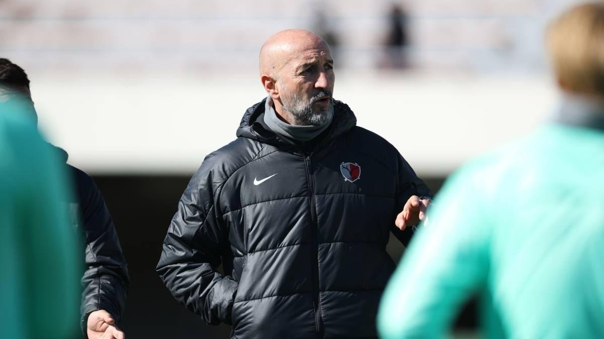Popovic en el entrenamiento del Kashima, uno de los grandes en Japón.