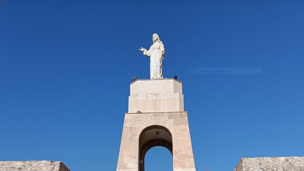 El Santo quedó girado a la derecha para los restos de la vida.