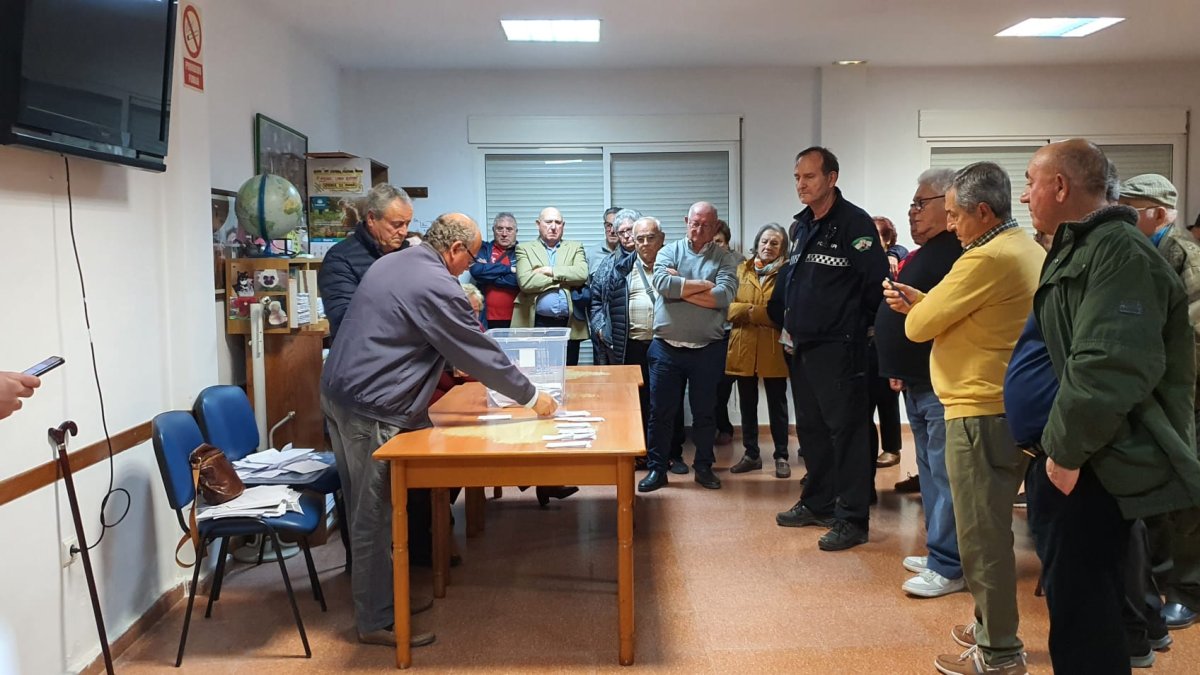 La Policía Local supervisa el conteo de votos.