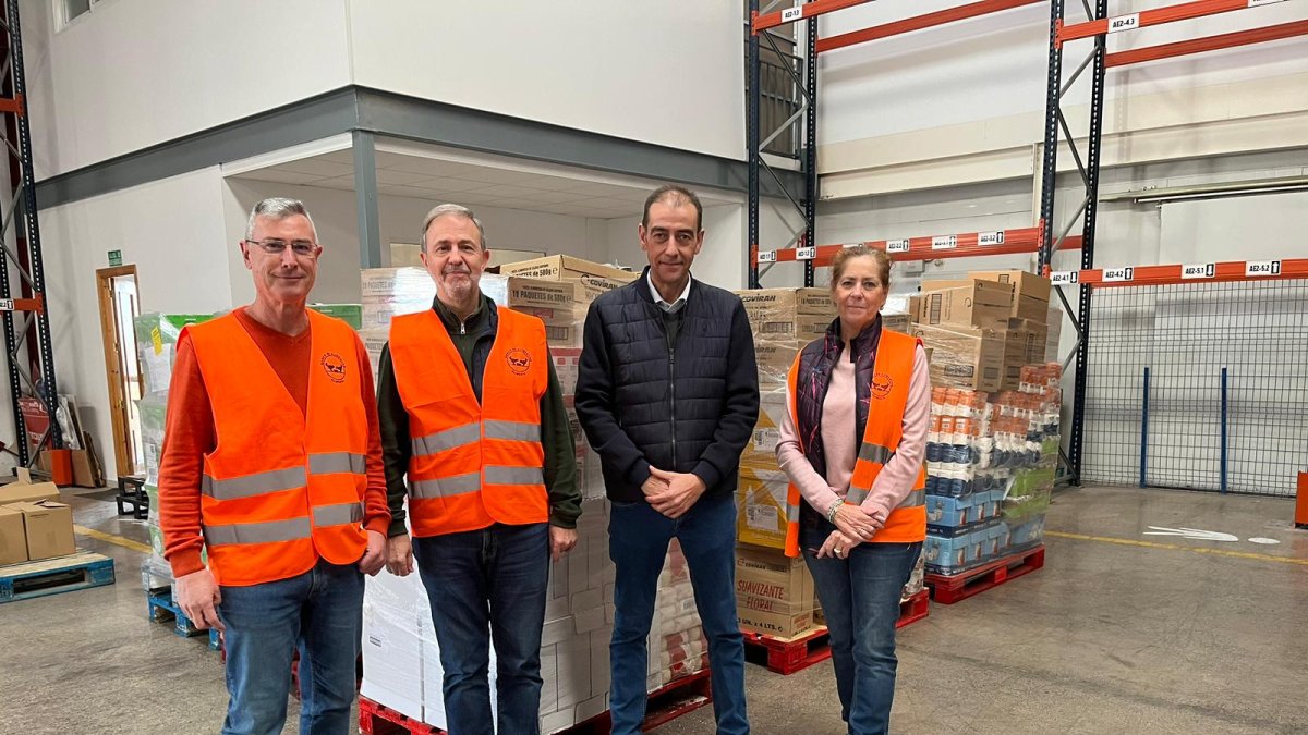 Jesús Posadas, presidente de AEMA, en la entrega de los alimentos al Banco de Alimentos Almería.