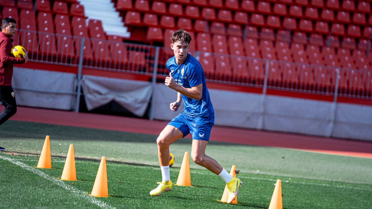 El centrocampista de 21 años tendrá minutos en Primera RFEF.