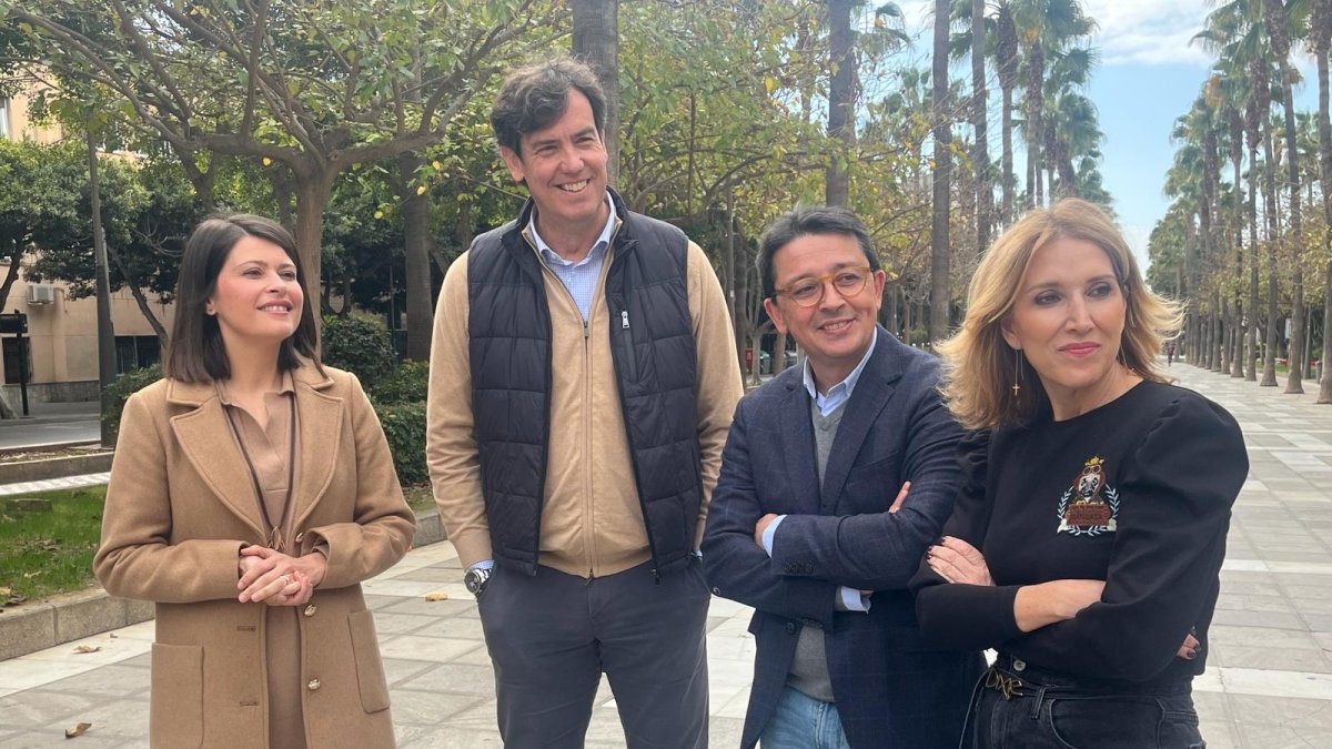 Parlamentarios andaluces por el PP atendiendo a los medios.