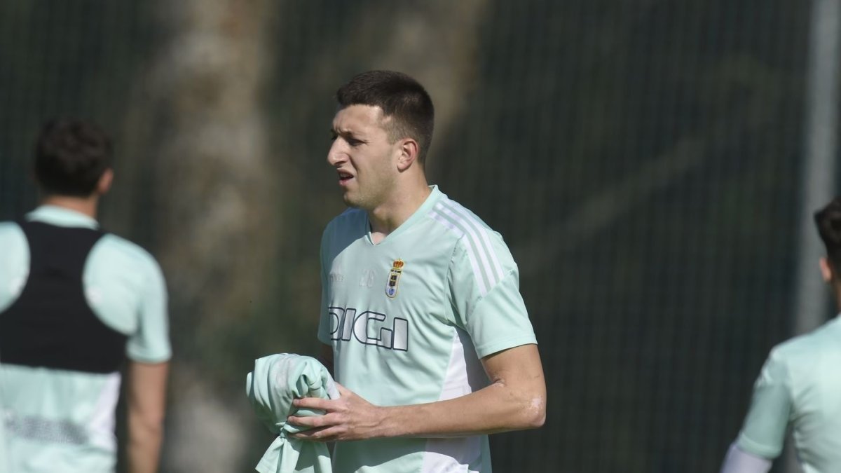 Abel Bretones (23 años), declinó la oferta del Almería para quedarse en el Real Oviedo y pelear el ascenso.