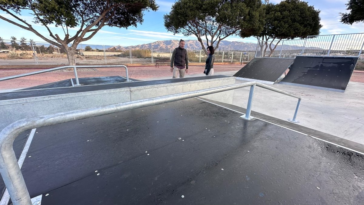 María del Mar Castelo, concejala de Urbanismo, y Jesús Pomedio, concejal de Deportes y Tiempo Libre, visitan el nuevo espacio.