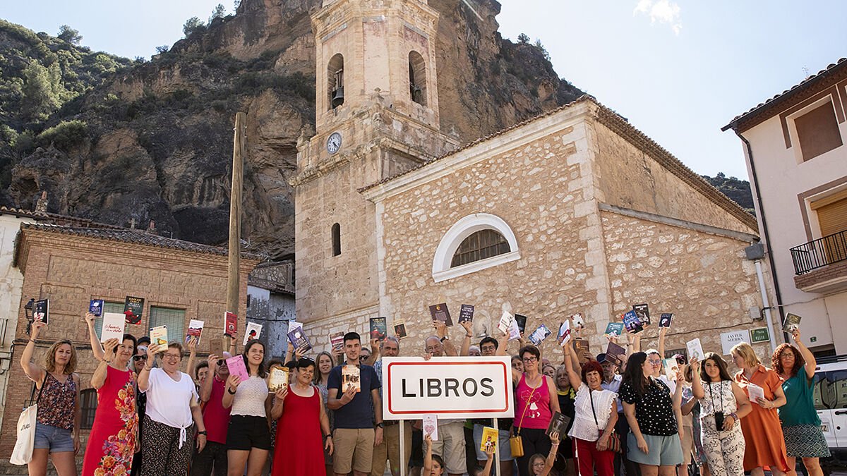 Los vecinos del municipio reciben los libros.