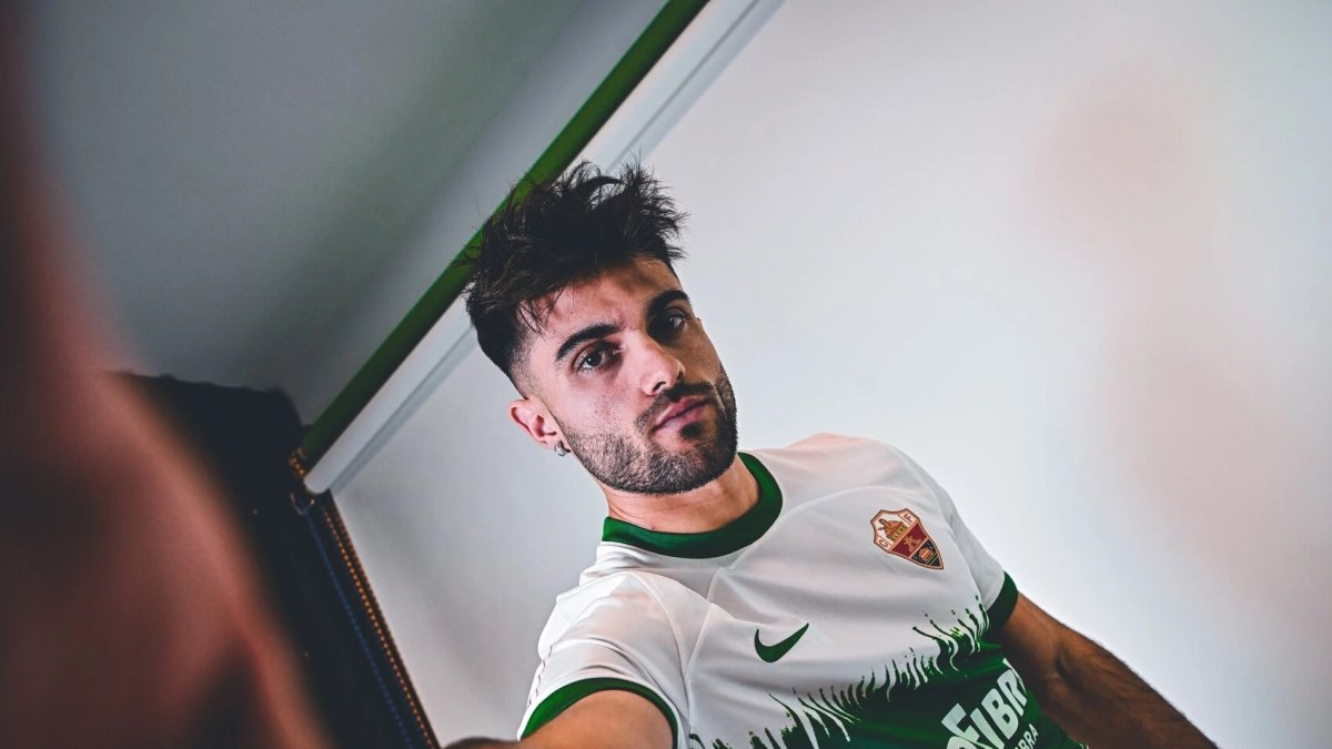 El centrocampista de 23 años vistiendo la camiseta de su nuevo equipo.