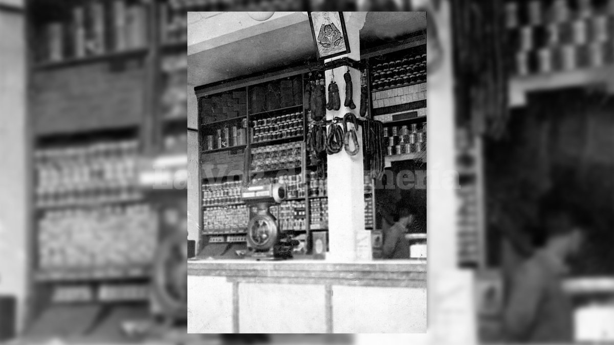 La tienda de Roque Morales en 1943, cuando se mudó a la calle Murcia. Un cuadro de la Patrona presidía el negocio.