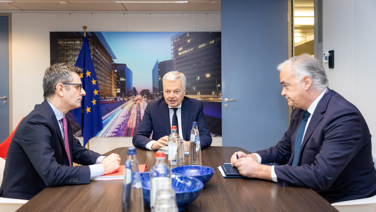 Félix Bolaños y Esteban González Pons, con Reynders este miércoles en Bruselas.