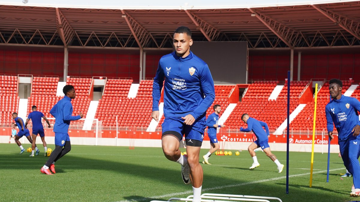 El defensa brasileño espera noticias sobre su futuro en el último día de mercado.