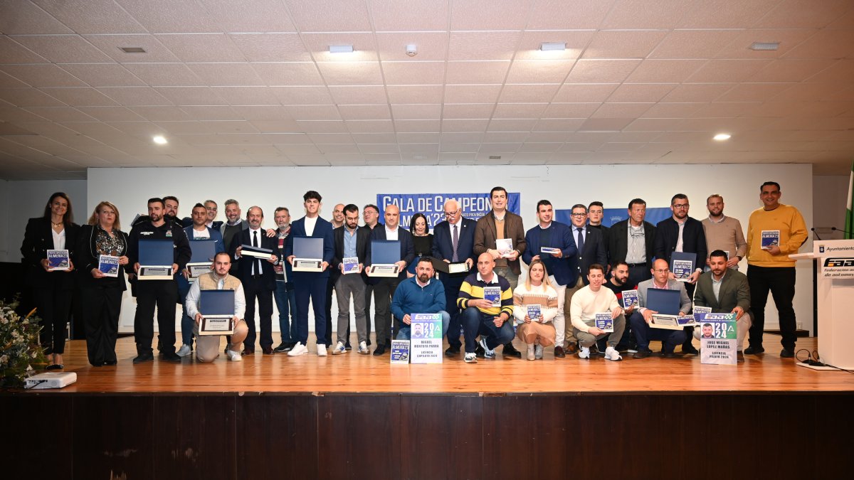 Fotografia de todos los galardonados en la Gala del Motor Provincial