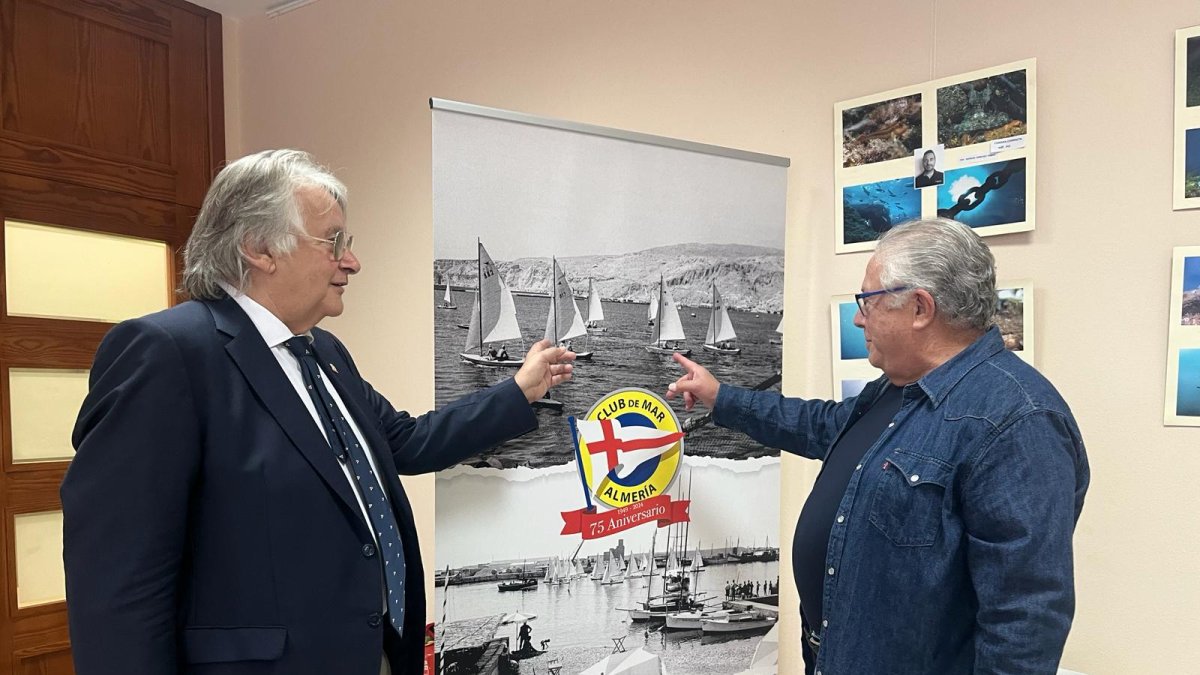 (Izq.) Mariano Sarmiento Díez, presidente de Club de Mar junto a uno de los carteles que conmemoran el 75 aniversario.