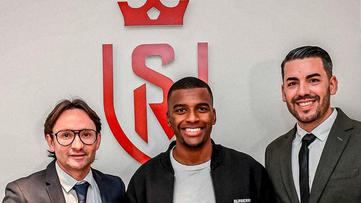 Pirri, Akieme y el almeriense Álvaro Vizcaíno, de Promoesport, después de cerrar el acuerdo con el Stade Reims.