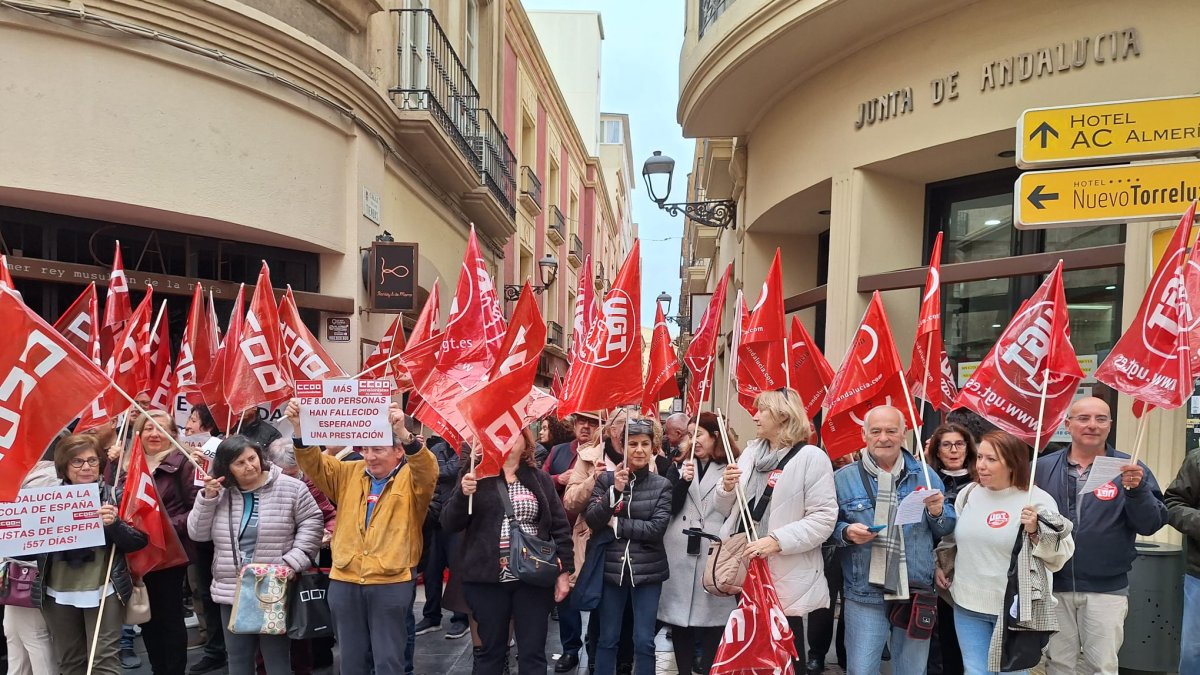 Protesta de UGT y CCOO frente a la Delegación de la Consejería de Inclusión Social.