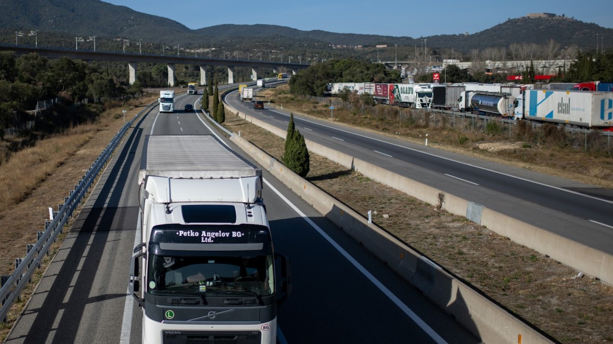 Camiones retenidos en la frontera francesa con mercancía en su interior.