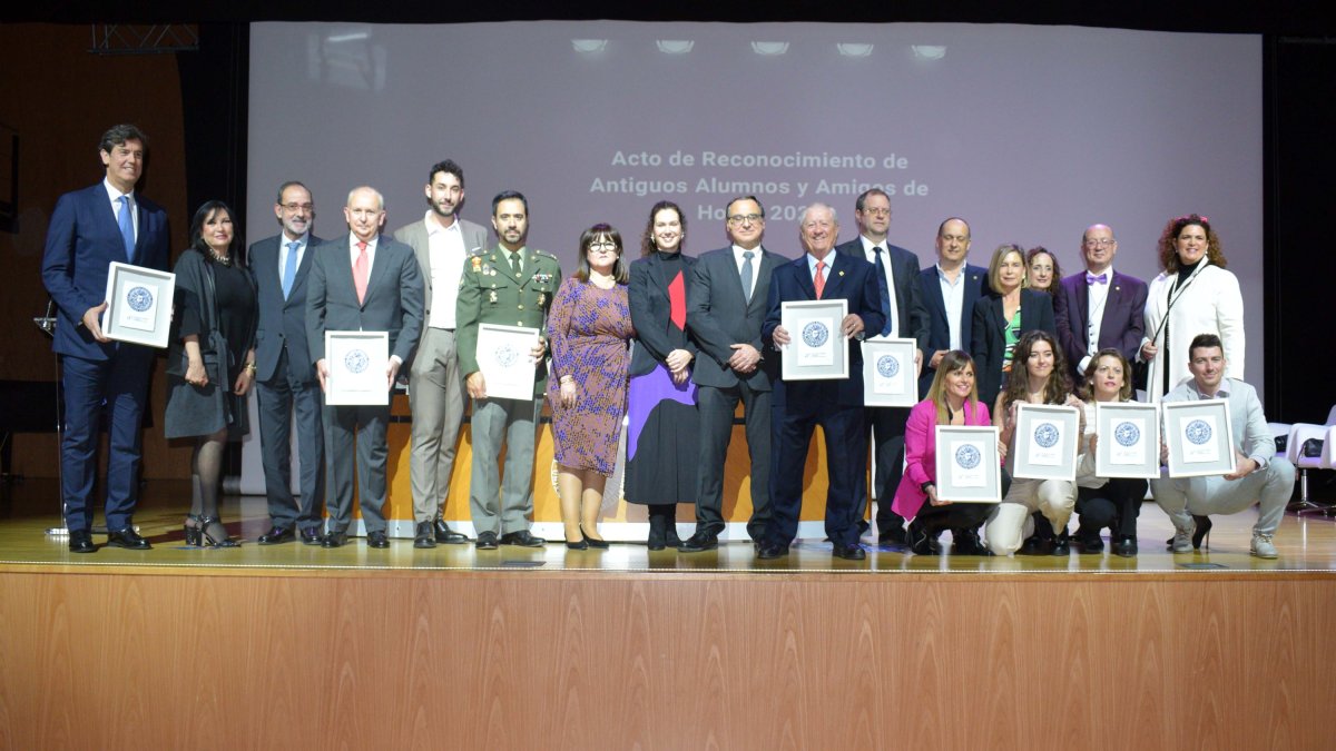 Foto de familia de Antiguos Alumnos de la Universidad de Almería.