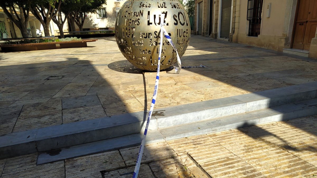 La Policía Municipal ha tenido que actuar esta semana ante el hundimiento de una arqueta.