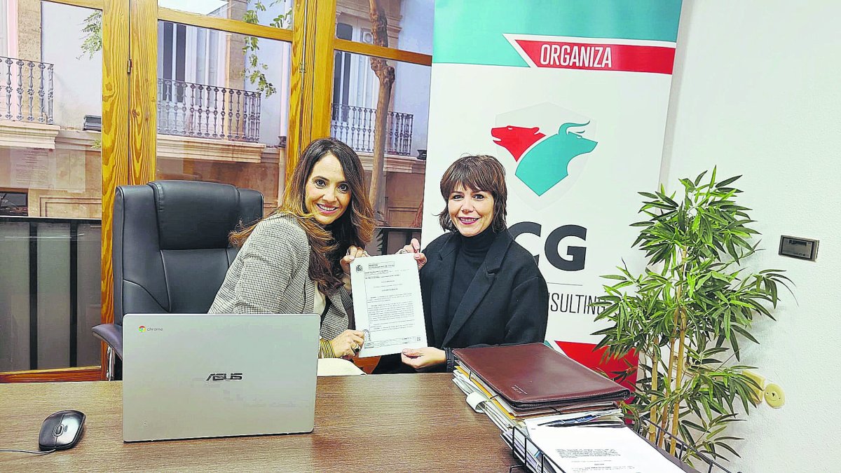 La abogada Lidia Muñoz y Elena Sastre sostienen la sentencia que ordena la exoneración de la deuda.