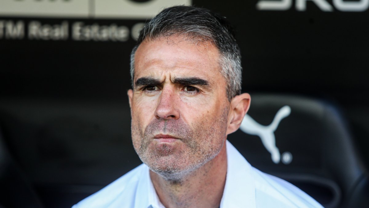 Garitano en el banquillo de Mestalla antes de que comenzara a rodar el balón.