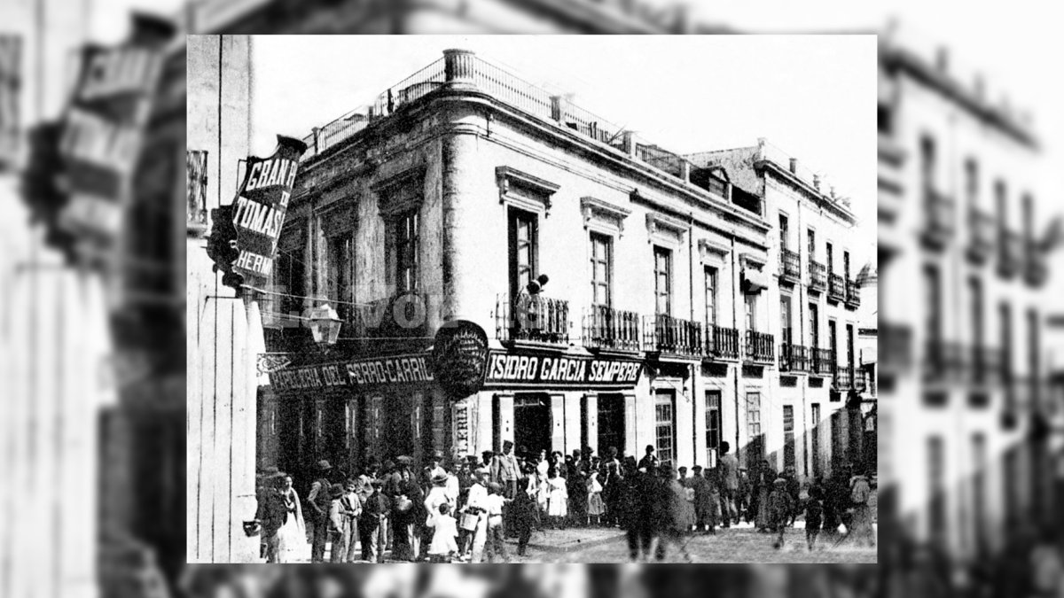 Esquina de la calle de las Tiendas con la del Santo Cristo a comienzos del siglo XX.