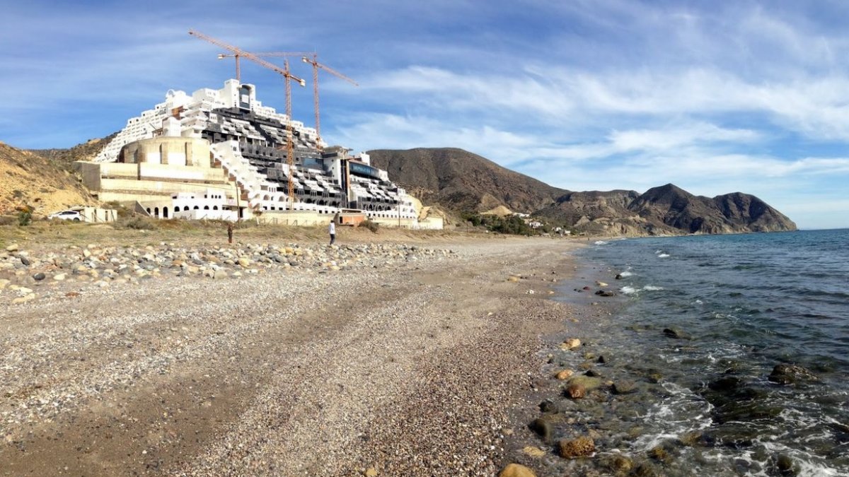 Imagen de la Playa del Algarrobico con el hotel de fondo.
