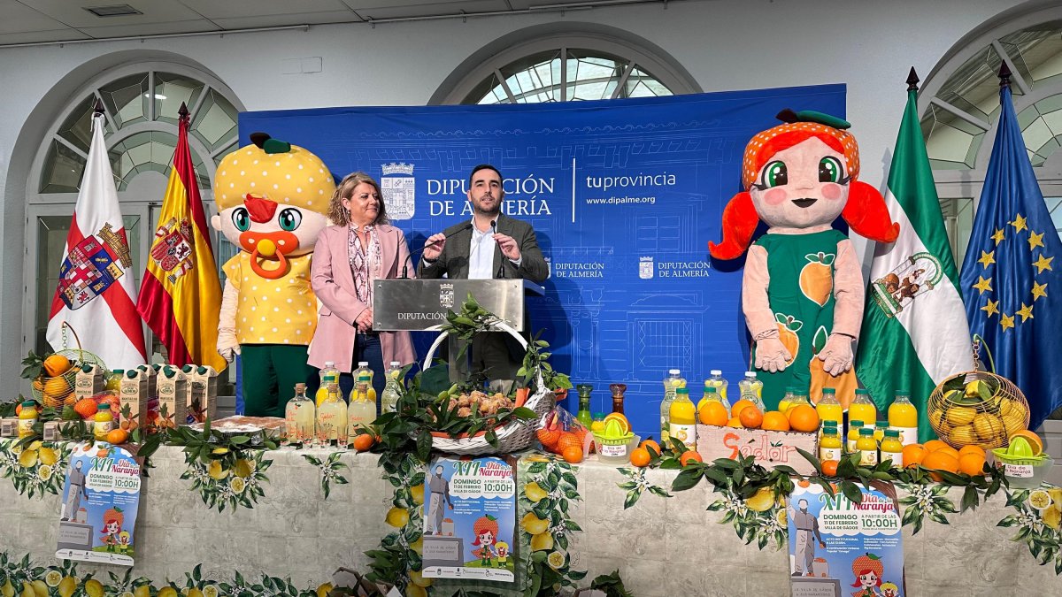 La alcaldesa de Gádor, Lourdes Ramos, y el diputado de Promoción Agroalimentaria, Carlos Sánchez.