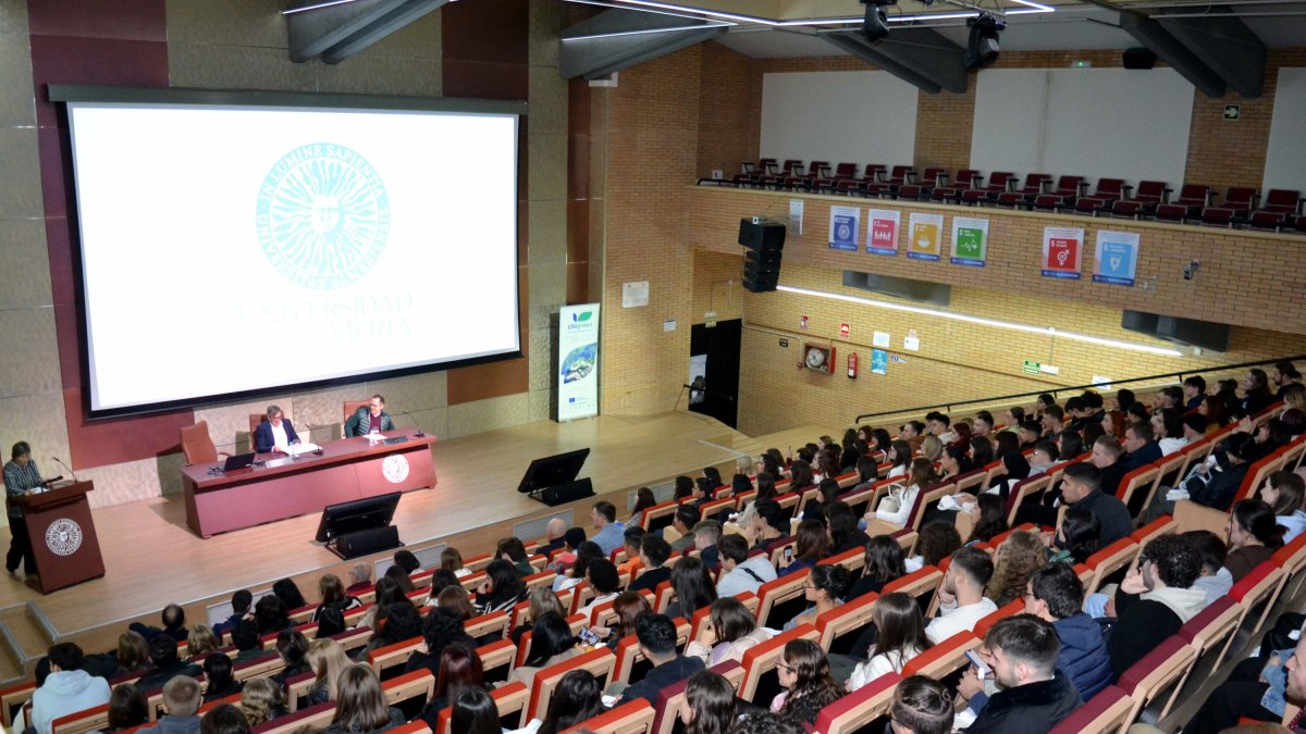 Los estudiantes erasmus han sido recibido en el Auditorio de la Universidad, con un lleno absoluto.
