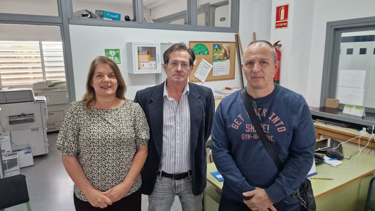 Presidenta y secretario de la AMPA junto al director del IES Bahía de Almería.