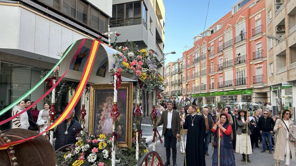 La comitiva por las calles de Adra.
