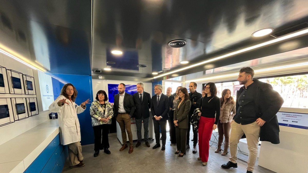 Autoridades atienden a las explicaciones de la enfermera.