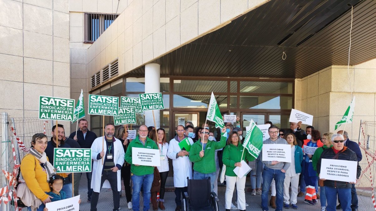 Concentración de protesta celebrada en el Centro de Salud de Albox este miércoles.