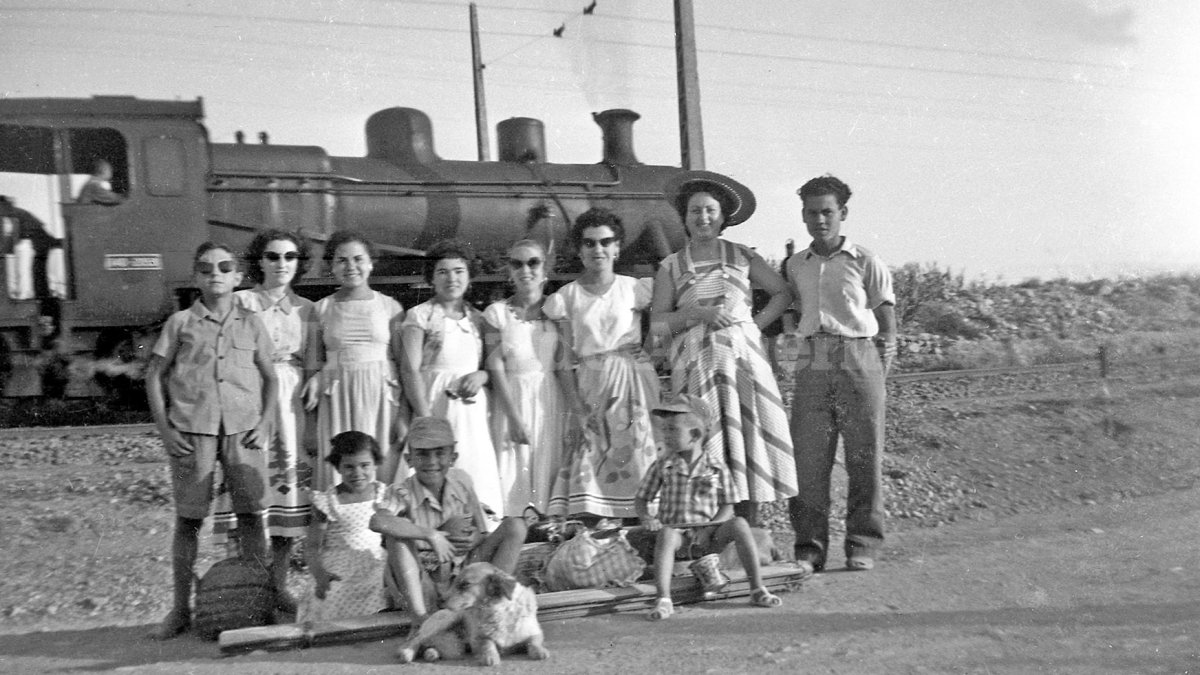 Un grupo de vecinos, cerca del paso a nivel de la Carrera del Mami en Los Molinos cuando era habitual hacer excursiones.