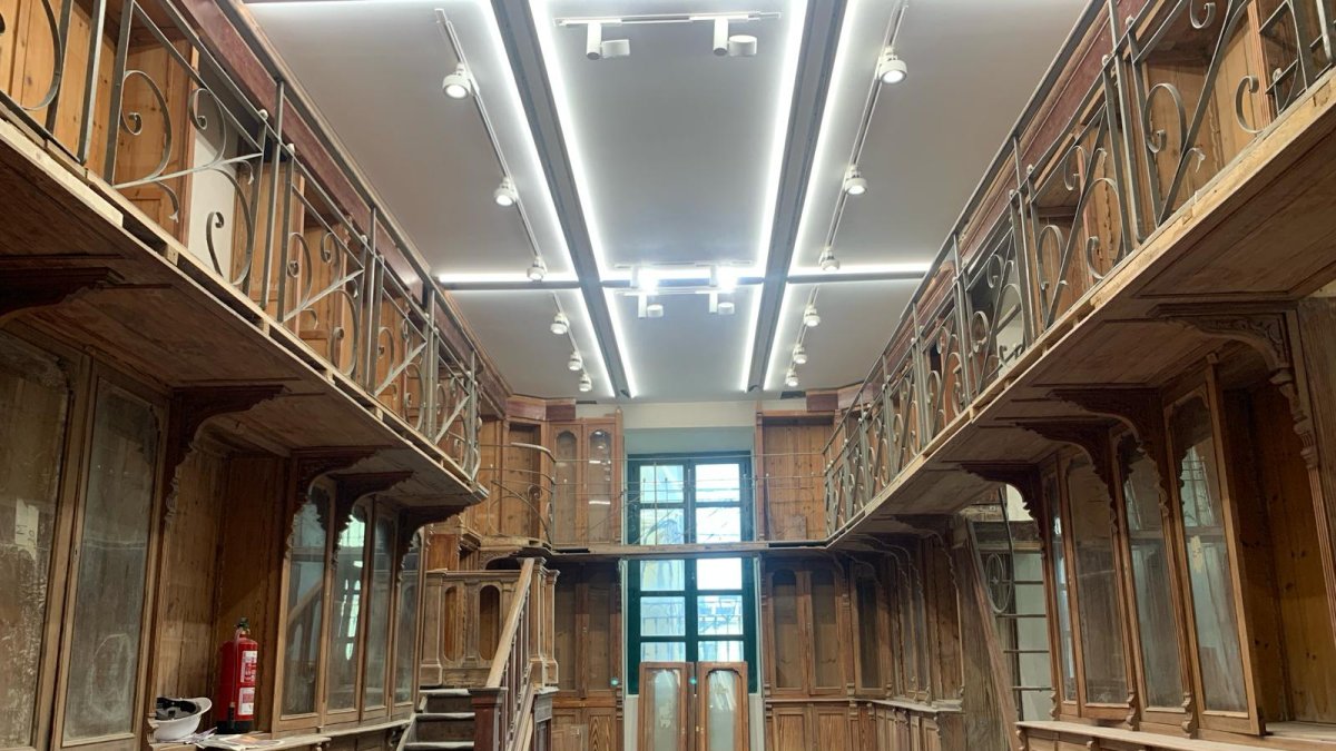 Así se ve la sala que vuelve a ser la biblioteca de la Casa Consistorial después de haber montado gran parte del mobiliario.