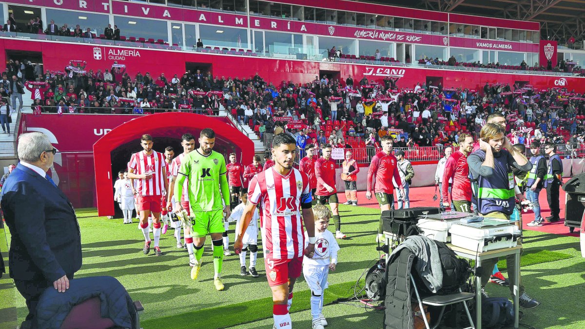 La salida de los jugadores en el Almería-Girona.