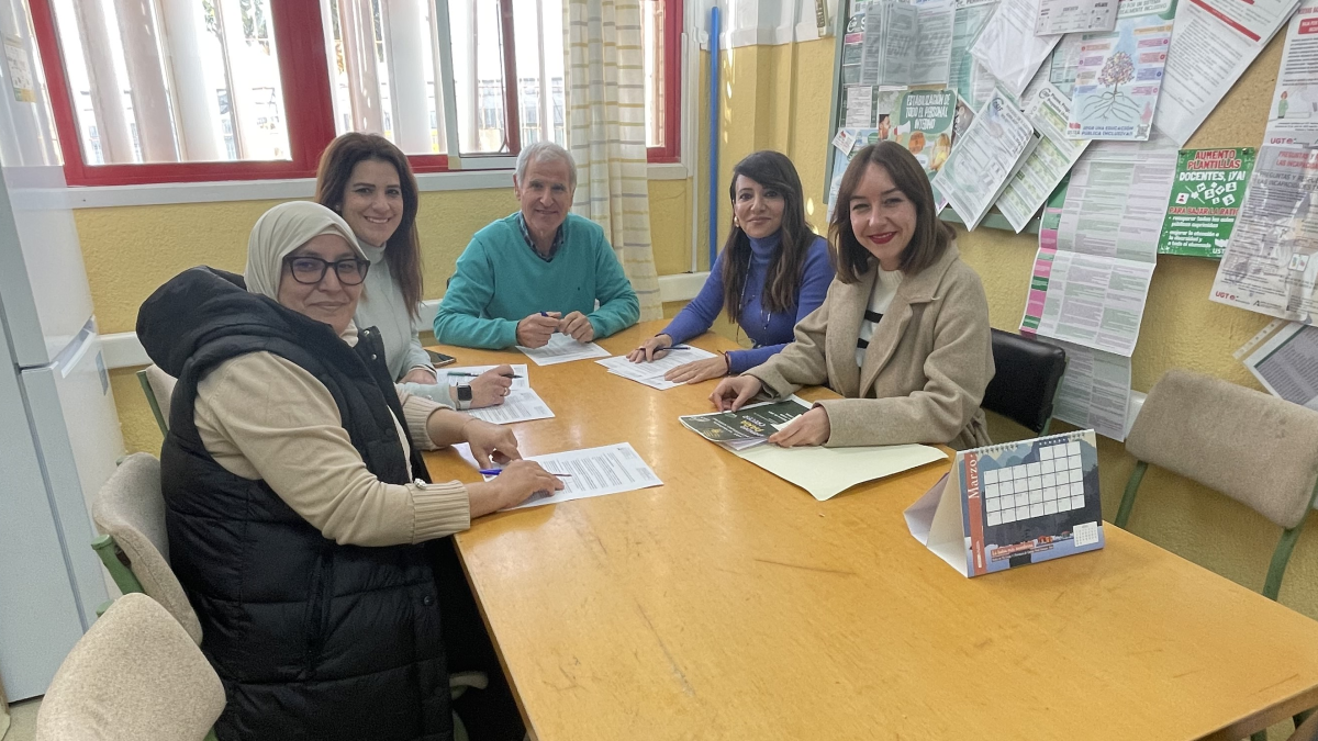 El profesorado del centro prepara la charla.