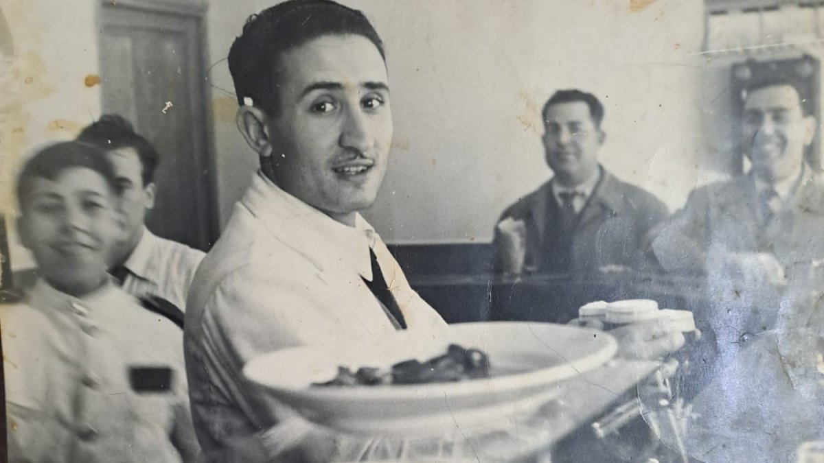 Manuel Toresano del Aguila, en la barra de su establecimiento, en los años 60. A su lado, con la chaquetilla de camarero, su cuñado Juan Moreno.