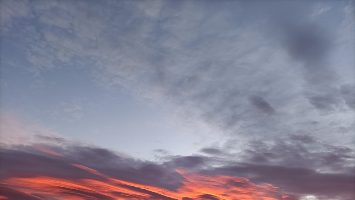 Almería se despierta en una batalla entre el sol y las nubes.
