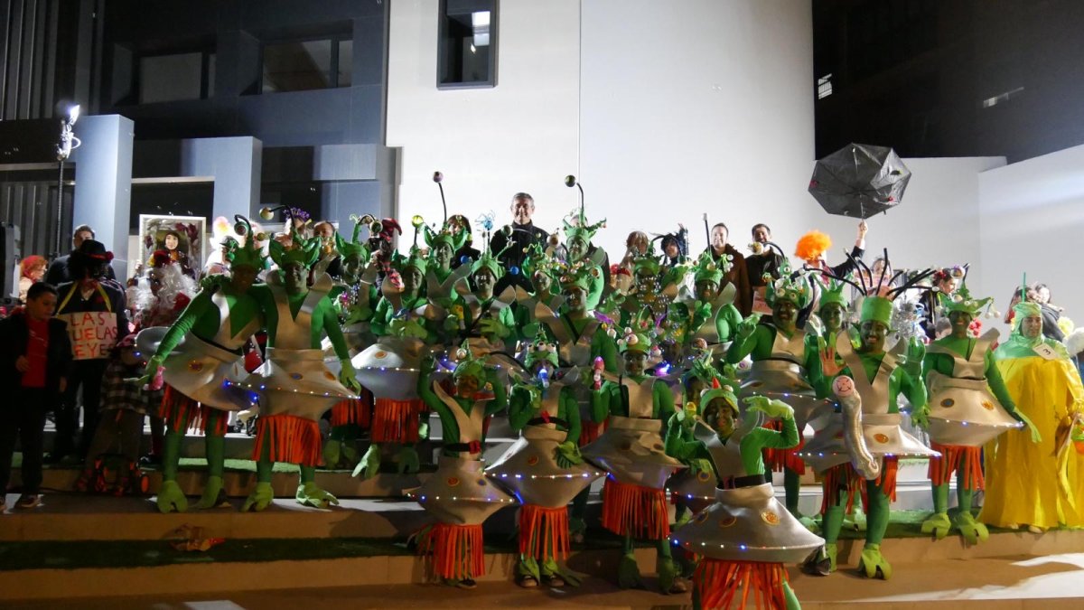 El alcalde Manuel Cortés con uno de los grupos disfrazados.